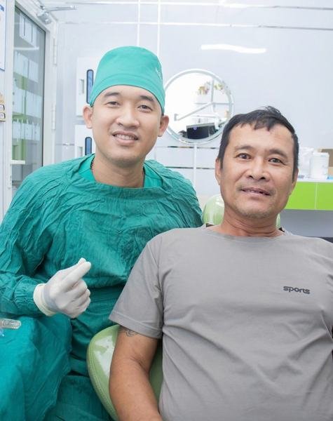 Khách hàng cùng bác sĩ Triều tại Nha khoa Thanh Triều