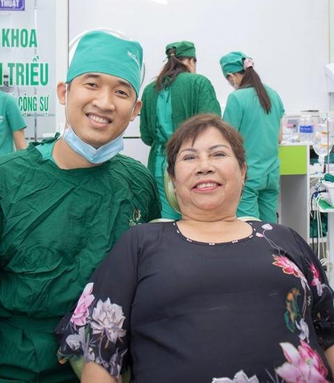 Khách hàng nữ cùng bác sĩ tại Nha khoa Thanh Triều